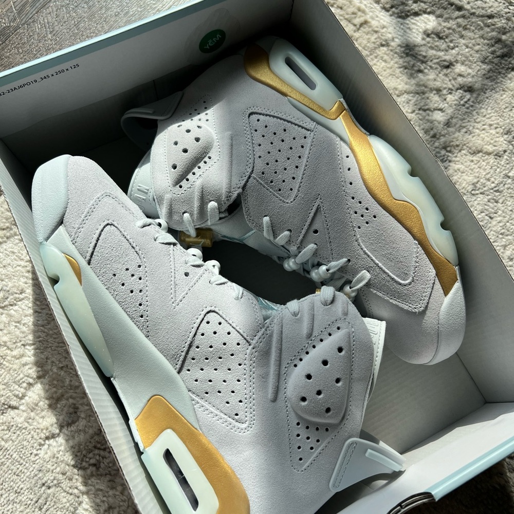 NWOT Women’s Ait Jordan 6 Retro - Pure Platinum | Glacier Blue | Metallic Gold